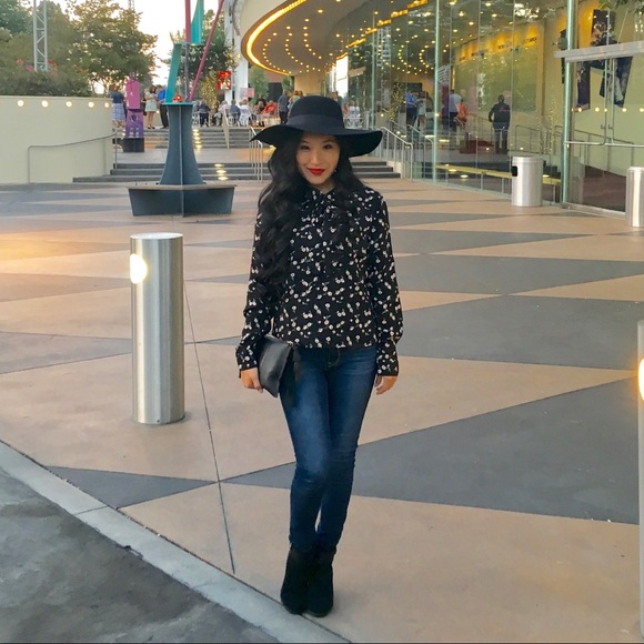 Insta: @entertainmentandstyle Courtney Elise - Picture 2 of 4